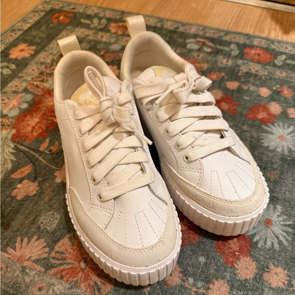 SOREL White platform waterproof sneakers size 6.5/7
